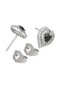 Ezüst szív alakú fülbevalók fekete középső kövekkel, amelyeket apró tiszta kristályok vesznek körül, és két ezüst fülbevaló hátulja fehér háttérrel.