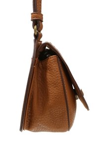 Brązowa skórzana torebka o fakturowanej powierzchni, składanym kształcie i regulowanym pasku. Posiada klapę zamykającą oraz subtelne przeszycia kontrastujące.