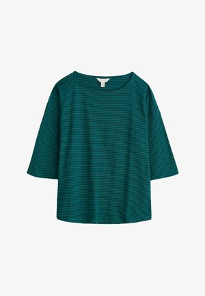 Turkizno zeleni majica s tankimi horizontalnimi črnimi črtami, širokimi rokavi do komolcev in okrogliškim izrezom, razporejena na beli podlagi.