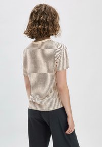 Raidallinen lyhythihainen T-paita vaaleanbeigessä, tummanruskeilla raidoilla, pyöreällä kaula-aukolla ja pehmeästä kankaasta, nähtynä takaa.