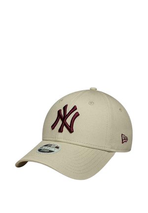 Casquette beige New Era avec logo New York brodé en bordeaux et visière incurvée, présentée sur fond blanc.