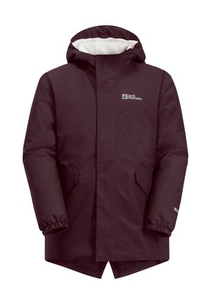 Parka imperméable bordeaux avec une capuche doublée en fourrure, des poignets élastiqués, des poches latérales et des détails de logo. Présente un ourlet arrière plus long.