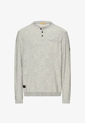 Hellgrauer langärmeliger Strickpullover mit dezenten horizontalen Streifen, drei schwarzen Knöpfen am Kragen und einer Brusttasche auf der linken Seite.