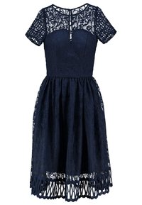 Abito in pizzo blu navy con maniche corte, caratterizzato da un motivo floreale, corpino aderente e gonna ampia con orlo scalloppato.