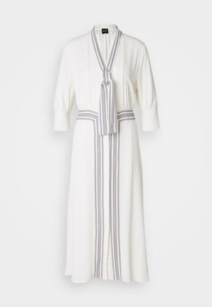 Robe blanche avec un design enveloppant, présentant un lien rayé au niveau du col et un détail rayé centré sur le devant, avec des manches trois-quarts.