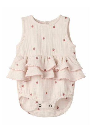 Barboteuse bébé rose sans manches avec petits imprimés fraises, taille à volants superposés et pressions à l'entrejambe.