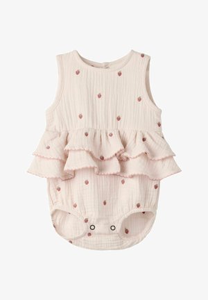 Ružový baby overal bez rukávov s malými jahodovými vzormi, vrstvený volánový pás a zapínanie na patentky v rozkroku.