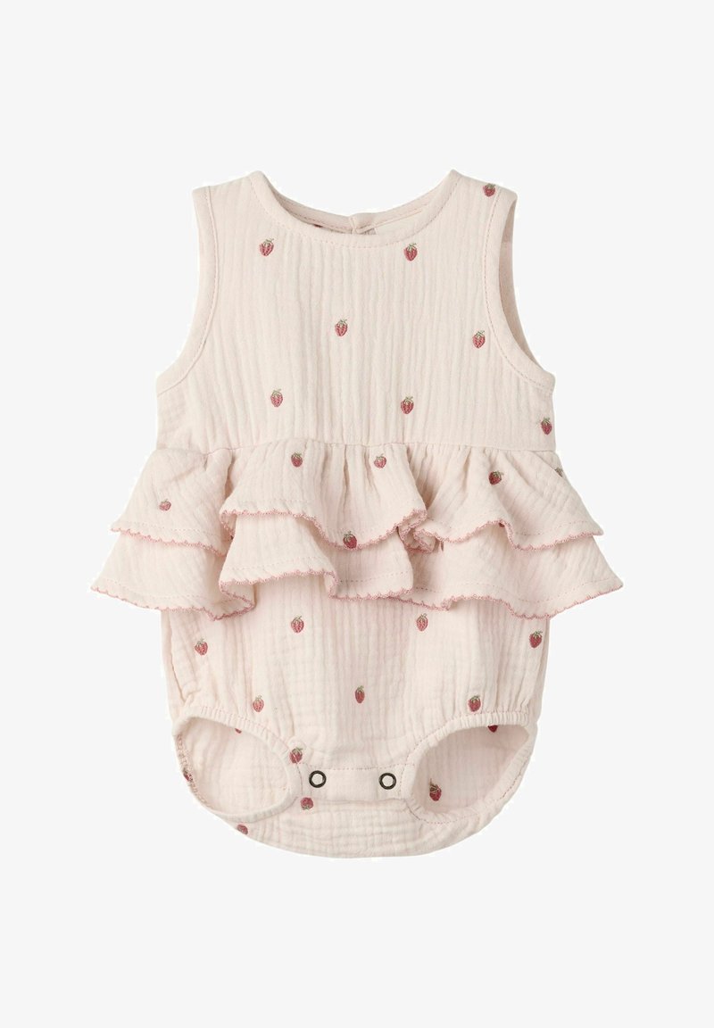 Barboteuse bébé rose sans manches avec petits imprimés fraises, taille à volants superposés et pressions à l'entrejambe.