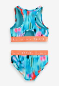To-delt badetøj med et turkist og flerfarvet mønster. Toppen har en racerback-design; begge dele har et orange elastikbånd med branding.