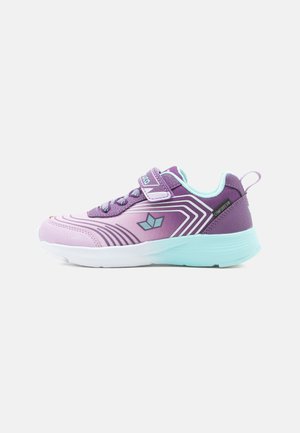Scarpa sportiva per bambini viola e rosa con suola azzurro chiaro, strisce decorate, cinturino in velcro e linguetta al tallone.