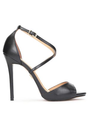 Zwarte hoge hak sandaal van soepel leer, met een open teen, enkelband met gesp en een naaldhak. Eenvoudig, elegant ontwerp.
