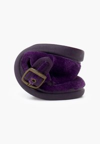 Paarse slipper gemaakt van pluche stof met een gebogen, afgeronde vorm. Het heeft een gespband en een rubberen zool. Structuur detail op het oppervlak.