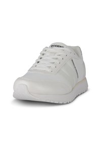 Zapatilla blanca con parte superior de malla, acentos de cuero suave, puntera redonda y suela de goma texturizada. Presenta un logo en la lengüeta y en el lateral.