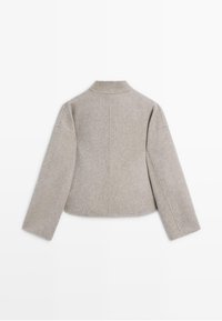 Szary wełniany żakiet z kołnierzykiem, luźnym krojem i lekko przerośniętymi rękawami. Czyste linie i minimalistyczny design bez widocznych zapięć.