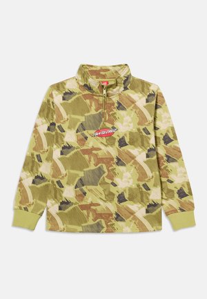 Pulover z dolgimi rokavi z abstraktnim camo vzorcem v zelenih, rjavih in bež odtenkih, s četrtinskim zadrgo in rdečo nalepko Santa Cruz na prsih.