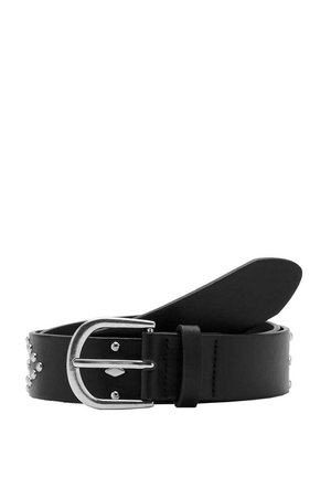 Cintura in pelle nera con fibbia in metallo argentato e dettagli borchiati, arrotolata con la coda sollevata su sfondo bianco.