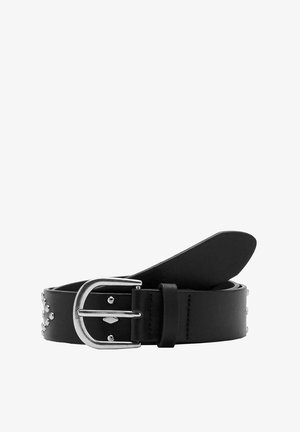 Cintura in pelle nera con fibbia in metallo argentato e dettagli borchiati, arrotolata con la coda sollevata su sfondo bianco.