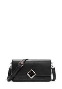 Borsa a tracolla in pelle nera con una texture liscia. Presenta un accento metallico a forma di diamante e una tracolla regolabile.