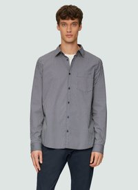 Overhemd met knopen in marineblauw en wit, met een geometrisch stippenpatroon, lange mouwen en een klassieke kraag. De stof lijkt soepel en licht van gewicht.