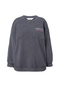 Donkergrijze oversized sweatshirt met een geribde kraag en manchetten. Heeft horizontale naaddetails en bedrukte tekst in paars en rood.