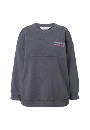Sudadera de gran tamaño de color gris oscuro con cuello y puños de canalé. Presenta detalles de costura horizontal y texto impreso en púrpura y rojo.