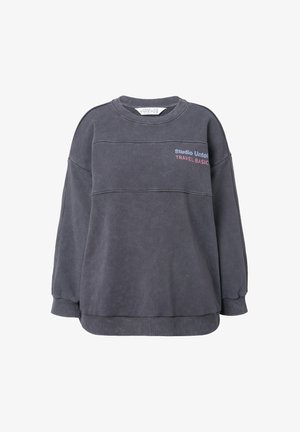 Felpa oversize grigio scuro con colletto e polsini a costine. Presenta dettagli di cucitura orizzontale e testo stampato in viola e rosso.