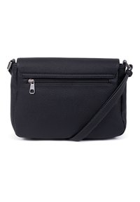 Borsa a tracolla in pelle nera con superficie texturizzata, tasca anteriore con zip e tracolla regolabile. Forma rettangolare con accenti hardware discreti.