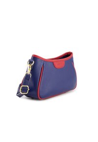 Blaue Leder-Schultertasche mit roten Akzenten, geschwungenem Oberteil, goldenen Beschlägen und einem verstellbaren Trageriemen. Strukturiertes Äußeres mit glattem Besatz.