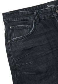 Jeans de mezclilla oscura con un acabado desgastado, que cuentan con un cierre de botón, dos bolsillos frontales y detalles de costura visibles.