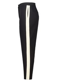 Zwarte broek met een verticale witte streep aan de zijkant, gemaakt van een gladde stof, met een elastische tailleband en een zijzak.