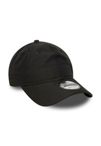 Gorra de béisbol negra ajustable con visera curva y ojales cosidos, que presenta una etiqueta redonda de logo en la parte superior de la visera.