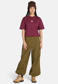 Timberland SHORT SLEEVE TEE - Triko s potiskem - burgundy