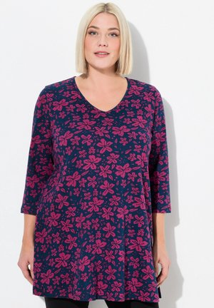 Marineblaues Tunika mit floralem Muster in Rosa und Lila, mit V-Ausschnitt und Dreiviertelärmeln, aus weichem Stoff gefertigt.
