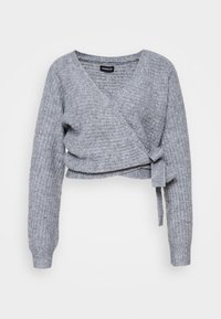 Ljusgrå stickad omslagströja med långa ärmar, V-ringning och knyt detaljer i midjan. Texturerat tyg med lös passform.