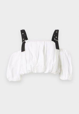 Top corto bianco realizzato in tessuto testurizzato, con maniche a sbuffo arricciate e spalline nere con accessori in metallo argentato.