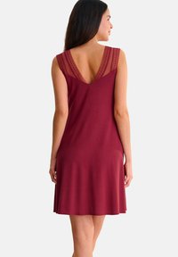 Robes sans manches bourgogne avec un dos en V, ornées de délicates bretelles en dentelle et d'un ourlet évasé, fabriquées en tissu doux et lisse.