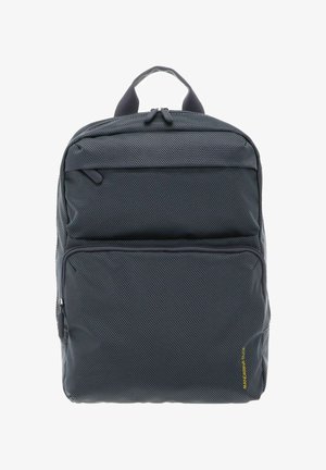 Sac à dos en tissu mesh gris foncé avec une surface texturée. Il comporte une poche avant zippée et une poignée supérieure. Détail du logo en jaune.