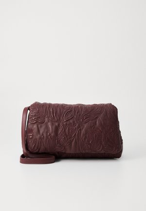 Mørk burgunder lær crossbody veske med preget blomsterdesign og smal justerbar skulderrem, vist mot en ensfarget bakgrunn.