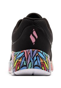 Schwarzer Sportschuh mit einer strukturierten Oberseite, ausgestattet mit einer bunten, gemusterten Sohle mit abstrakten Designs in Blau, Pink und Gelb auf einem weißen Grund.