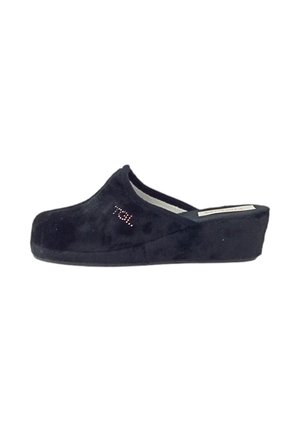 Zoccoli in suede nera con tacco a zeppa, caratterizzati da una texture liscia e un delicato dettaglio di strass sul lato. Design elegante e minimalista.