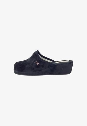Zoccoli in suede nera con tacco a zeppa, caratterizzati da una texture liscia e un delicato dettaglio di strass sul lato. Design elegante e minimalista.