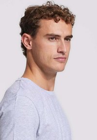 Grijze korte mouwen t-shirt gemaakt van zachte stof, met een ronde hals en een slim-fit ontwerp. Glad textuur met minimale stikdetails.