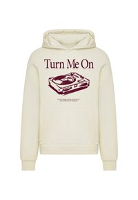 Hoodie in Creme mit burgunderfarbenem Grafik eines Plattenspielers und dem Text "Turn Me On." Mit einer Fronttasche und gerippten Bündchen.