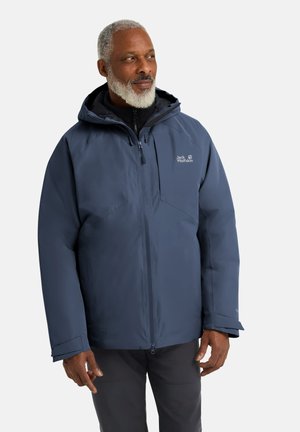 Marineblauwe waterdichte jas met een gevoerde capuchon, ritssluiting en ritszakken. Voorzien van logodetails en verstelbare manchetten voor een goede pasvorm.