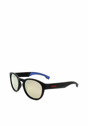 Occhiali da sole neri con lenti tonde specchiate, aste spesse con interno blu e logo rosso "BOSS" sulla stanghetta.