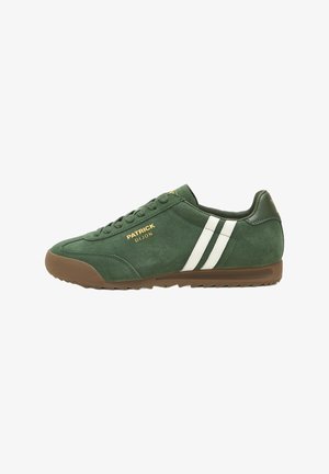 Sneaker in suede verde con strisce bianche, suola in gomma e dettagli del logo dorato. Design a bassa apertura e punta arrotondata per un look sportivo.