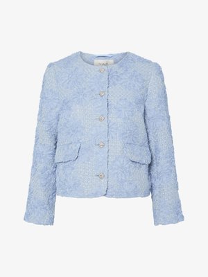 Texturierte hellblaue Jacke mit rundem Ausschnitt, langen Ärmeln und dekorativem Blumenmuster. Mit silbernen Knöpfen verschlossen. Mit zwei vorderen Taschen ausgestattet.