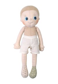 Zachte stoffen pop met een beige pet, gestreept shirt in lichtbruin en crème, witte shorts en ongelijk gekleurde stippenkousen in beige en groen.