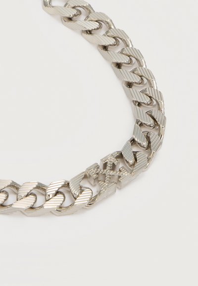 Χοντρή ασημένια αλυσίδα με υφασμένα κρίκια και κούμπωμα με διαπλεκόμενο λογότυπο σε λευκό φόντο.