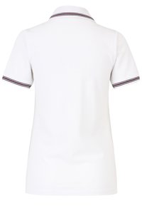 Weißes Poloshirt mit einem gerippten Kragen, der marineblaue und rote Streifen aufweist. Kurze Ärmel mit gestreiften Akzenten an den Bündchen. Glatte Textur.